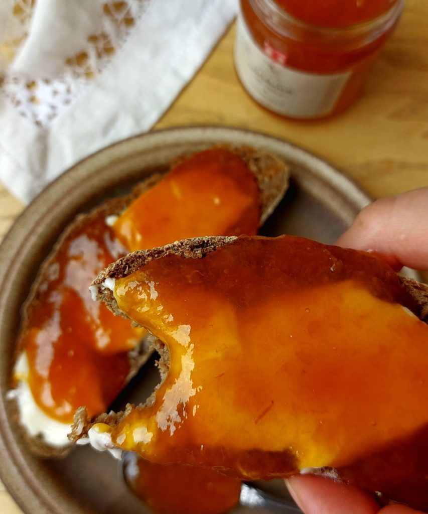 Confiture d'Abricots au Néroli tartinée sur du pain croustillant.