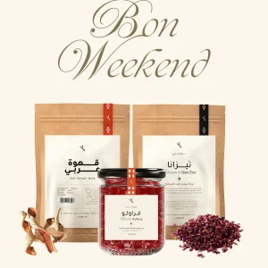 Un pot de confiture de fraises à l’eau de rose, avec une texture riche et une étiquette élégante en arabe et en français.