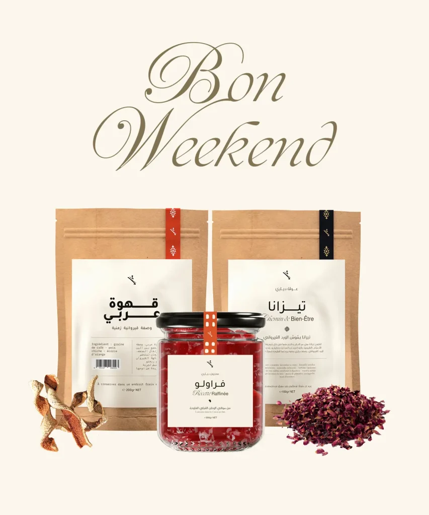 Un pot de confiture de fraises à l’eau de rose, avec une texture riche et une étiquette élégante en arabe et en français.