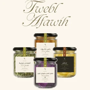 Mélange d'épices premium : poivre noir, pétales de rose séchés de Kairouan, cannelle et clou de girofle – arômes riches et raffinés pour assaisonnement.