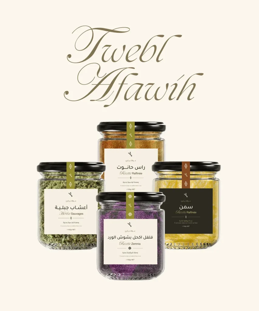 Mélange d'épices premium : poivre noir, pétales de rose séchés de Kairouan, cannelle et clou de girofle – arômes riches et raffinés pour assaisonnement.